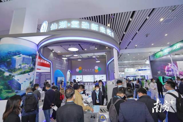 中国(佛山)国际氢能与燃料电池技术及产品展览会吸引了大批观众。戴嘉信 摄